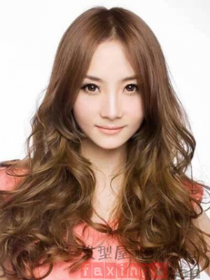 这是一款很受女生们喜欢的露额头设计的披肩烫发长发发型,白皙的脸蛋