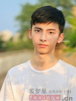 校园男生清新黑色短发 白衣飘飘的美少年