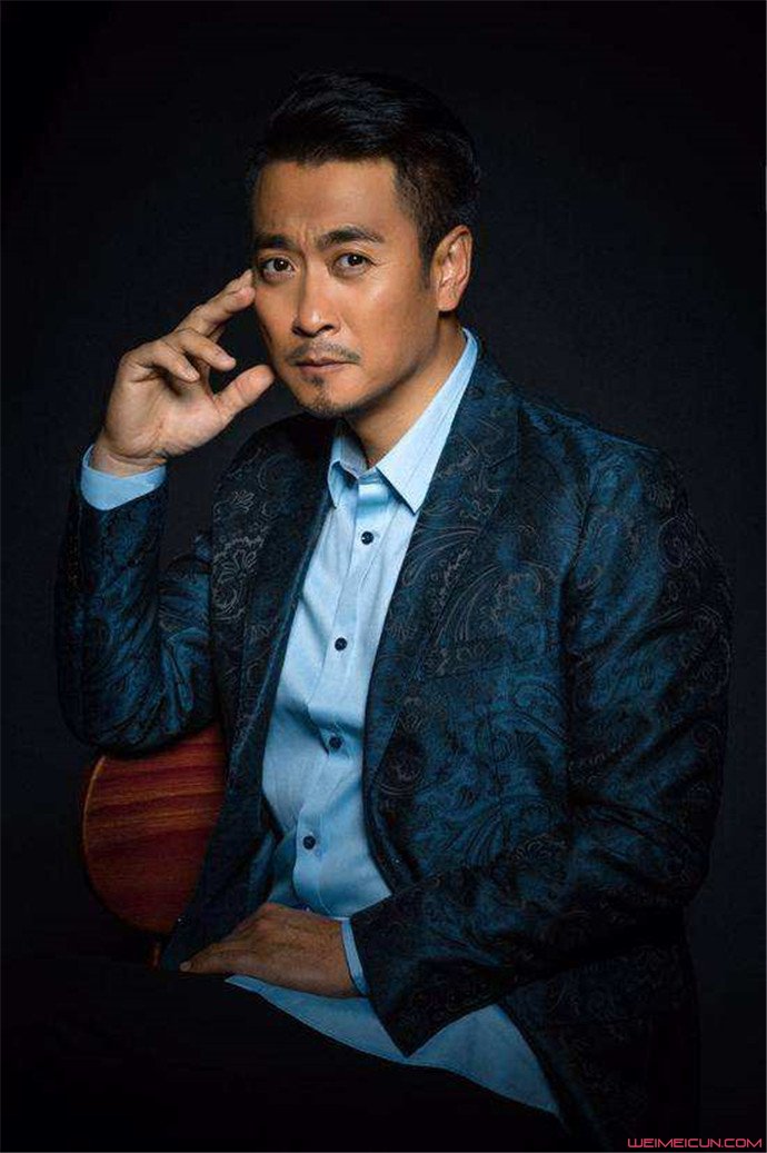 黄俊鹏和吴越长得像吗 看看两人多组对比照片就知道了