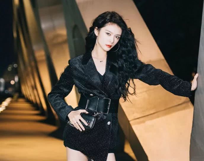 傅菁真是十足的衣架子,把79元的礼服硬穿出了8万的感觉