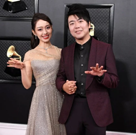 郎朗老婆吉娜有多惊艳?反手摸肚脐不算啥,真实腰围吓坏众人