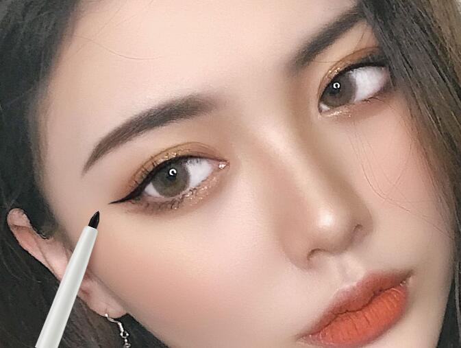 把眼中的眼线宽度加宽,这样你的眼睛看起来更深邃哦